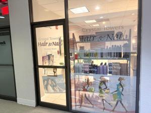 Addison HeightsにあるArlington Stay with Easy Metro and Business Accessの店舗表示窓付き店舗