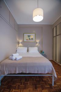 ハニア・タウンにあるCentro Urban Chaniaのベッドルーム1室(ベッド1台、タオル2枚付)