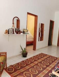 sala de estar con espejo y alfombra en Mango House, en Saly Portudal 10 fotos más