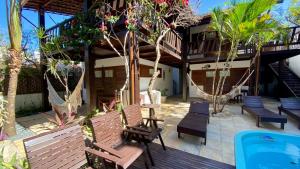 uma casa com redes e piscina em AKY JERI - POUSADA Vila de Jericoacoara em Jericoacoara