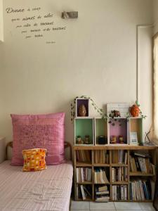 Un pat sau paturi într-o cameră la Meena Villa