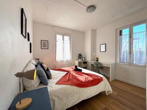 ein Schlafzimmer mit einem Bett, einem Schreibtisch und Fenstern in der Unterkunft Primavera : Beau 2-pièces proche Paris, RER B 450m in Gentilly