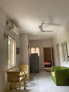 Un pat sau paturi într-o cameră la Meena Villa