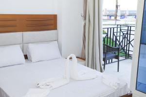 une chambre avec un lit avec des chaussures blanches dessus dans l'établissement Queen T Juliana Beach Resort, à Hurghada 85 autres photos