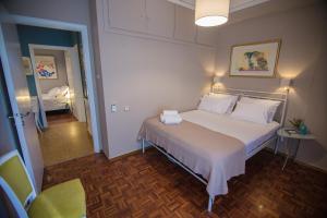 ハニア・タウンにあるCentro Urban Chaniaのベッドルーム1室(ベッド1台付)、廊下のあるベッドルーム1室が備わります。