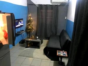 a living room with a christmas tree and a couch at Studio à Ydé Bastos in Yaoundé