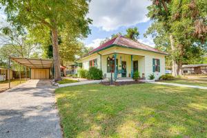 una pequeña casa amarilla con un árbol en el patio en Walk to Downtown Winnsboro Historic Home!, en Winnsboro