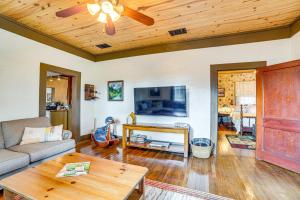 una sala de estar con un sofá y una mesa en Walk to Downtown Winnsboro Historic Home!, en Winnsboro