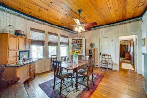 Un comedor con una mesa y un ventilador de techo. en Walk to Downtown Winnsboro Historic Home!, en Winnsboro