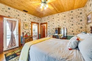 Un dormitorio con una cama y un techo de madera. en Walk to Downtown Winnsboro Historic Home!, en Winnsboro