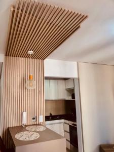 une cuisine avec une table et un plafond dans l'établissement Pen y Gelli, à Puerto Madryn