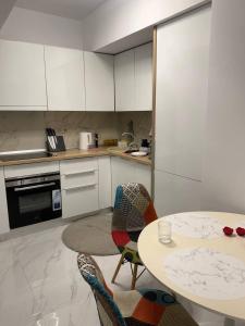 a kitchen with a table and a table and chairs at Apartment Constanta 101 in Mamaia Nord