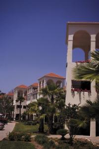 Un edificio con palmeras delante. en Club Wyndham Star Island, en Kissimmee