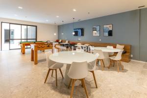 une salle avec des tables et des chaises et une table de billard dans l'établissement Lobie Dias Downtown, à Rio de Janeiro