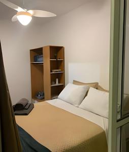 圣保罗1702 Expo Transamérica - Vista para Represa - Varanda的带床和书架的卧室