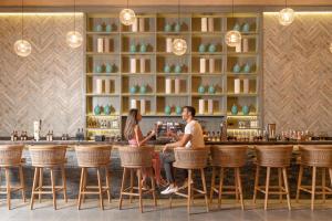 una pareja sentada en un bar en un restaurante en Steigenberger Resort Ras Soma, en Hurghada