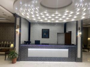 un vestíbulo con un mostrador con luces encendidas en Petra night hostel, en Wadi Musa