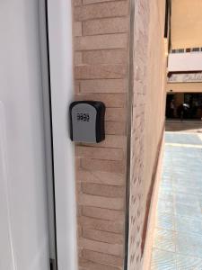 トレ・デル・マールにあるLas Gaviotas- HOME RENT MALAGAの建物の側面にある時計