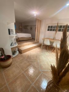 una habitación con una cama y una mesa en una habitación en Las Gaviotas- HOME RENT MALAGA, en Torre del Mar