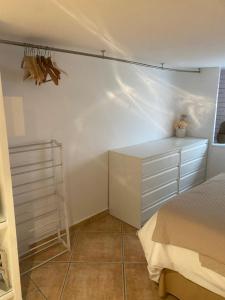 トレ・デル・マールにあるLas Gaviotas- HOME RENT MALAGAのベッドルーム1室(ベッド1台、ドレッサー付)