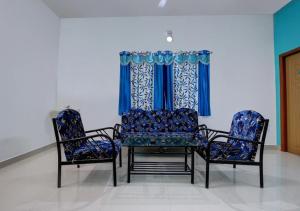 Posezení v ubytování 3BHK - Bamboo Pool Villa Yercaud