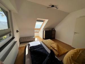 een kleine kamer met een bed en een raam bij Traum Berg - Koppelberg in Traben-Trarbach +22 foto's
