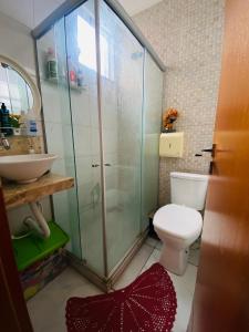 ベレンにあるApartamento completo Cop30のシャワー、トイレ、洗面台を備えたバスルーム +7枚の写真