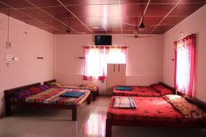 Postel nebo postele na pokoji v ubytování 3BHK - Bamboo Pool Villa Yercaud