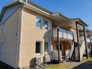 Anebyにある4-person apartment in Anebyの階段とバルコニー付きのレンガ造りの家
