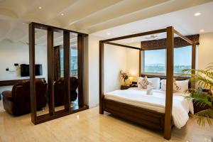 Ένα ή περισσότερα κρεβάτια σε δωμάτιο στο The Tanisi Resorts & Pool Villas, Candolim