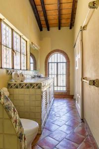 a bathroom with a toilet and a sink at Suite Amapas in the heart of Romantic Zone in Cedro
