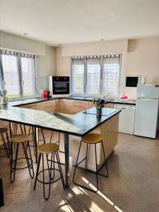 Kuchyň nebo kuchyňský kout v ubytování Jolie maison avec 4 chambres