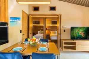 Kokomo Ultra-Lux King - Single Cottage في ترتل كوف: غرفة طعام مع طاولة وتلفزيون