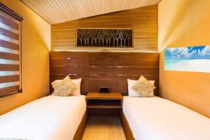 Kokomo Ultra-Lux King - Single Cottage في ترتل كوف: سريرين في غرفة صغيرة مع طاولة