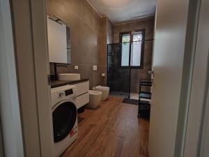 Un baño con lavadora y un inodoro. en Casa Sanseveria, en Módena