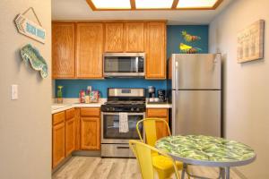 Η κουζίνα ή μικρή κουζίνα στο Pacific Plaza #605 - Seaside Flamingo Retreat - 1BdrmD-K-QSofa