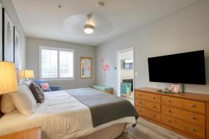 Ένα ή περισσότερα κρεβάτια σε δωμάτιο στο Pacific Plaza #605 - Seaside Flamingo Retreat - 1BdrmD-K-QSofa