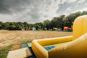 Clohars-CarnoëtにあるMobil home chaleureux finistère sud 2CH 4PERSの遊び場にある大きな黄色のインフレータブル滑り台