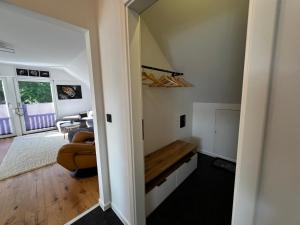 een kamer met een hal met een tafel en een stoel bij Traum Berg - Koppelberg in Traben-Trarbach