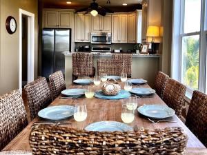 un tavolo con piatti e bicchieri in cucina di Tipsy Turtle a Captiva