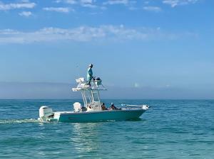 Una barca nell'acqua dell'oceano di Tipsy Turtle a Captiva Altre 62 foto