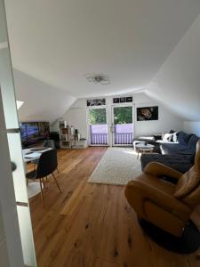 een woonkamer met een bank en een tafel bij Traum Berg - Koppelberg in Traben-Trarbach