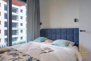 ワルシャワにあるTowarowa Towers Suitesのベッド1台(青いヘッドボード付)、窓が備わります。 +125枚の写真