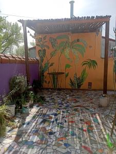 オリボスにあるCasa Olivosの家の前にあるモザイクの床のパティオ