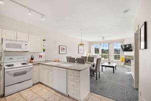 Η κουζίνα ή μικρή κουζίνα στο The Pinnacle in Fairmont 1BR Condo Near Hot Springs