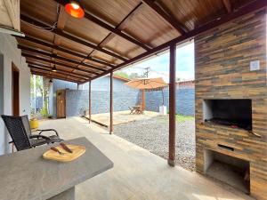 a living room with a fireplace and a patio at Casa 10 min do centro com wifi e garagem in Foz do Iguaçu