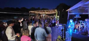 Clohars-CarnoëtにあるMobil home chaleureux finistère sud 2CH 4PERSの夜のパーティーの人々 +8枚の写真