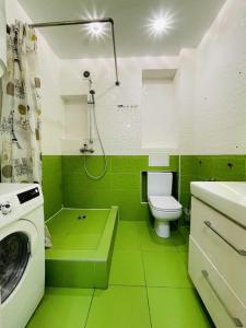 Квартири подобово центр في دنيبروبيتروفسك: حمام أخضر مع مرحاض وغسالة +36 صورة
