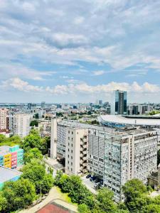 Квартири подобово центр في دنيبروبيتروفسك: منظر جوي لمدينة ذات مباني شاهقة