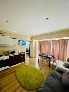 Квартири подобово центр في دنيبروبيتروفسك: غرفة معيشة بها أريكة وطاولة